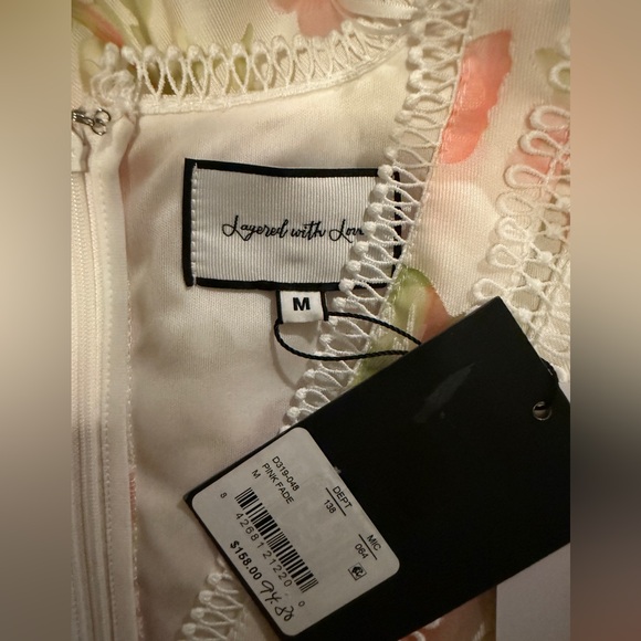 NWT Chic V-Neck Floral Dress with Lace Details - Picture 5 of 6